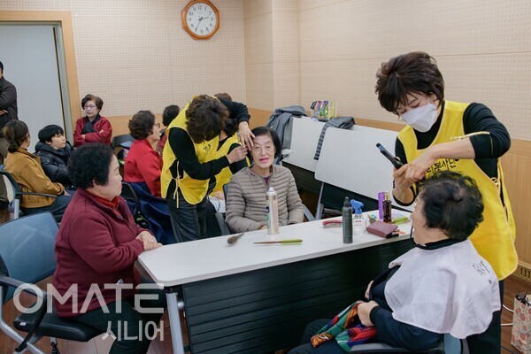 ���忡 �ٻ� ��ŵ��� ���. ����� �ӿ����� ������ ���ĳ���. ���� �̼�ȣ ����